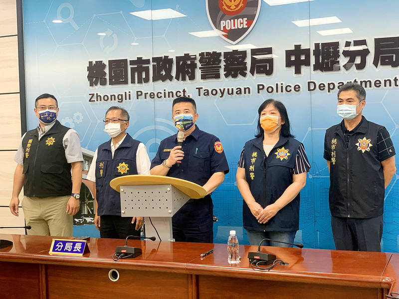 Taoyuan police hold a news conference in Taoyuan yesterday.
Photo: CNA