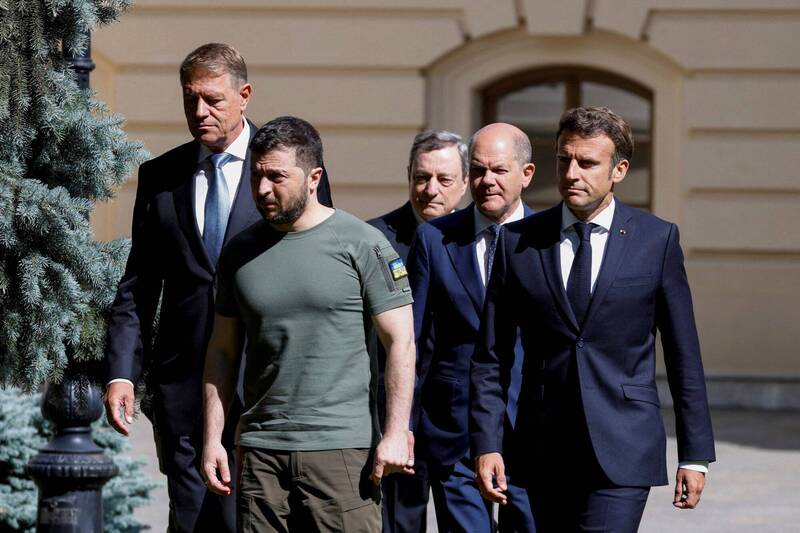 法國總統馬克宏（Emmanuel Macron）、德國總理蕭茲（Olaf Scholz）、義大利總理德拉吉（Mario Draghi）、羅馬尼亞總統約翰尼斯（Klaus Iohannis）於6月16日一同訪問烏克蘭首都基輔。（路透社）