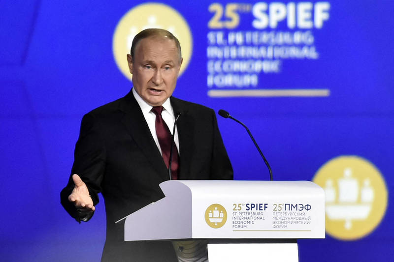 俄罗斯总统普廷在圣彼得堡国际经济论坛上发表谈话。（法新社）(photo:LTN)