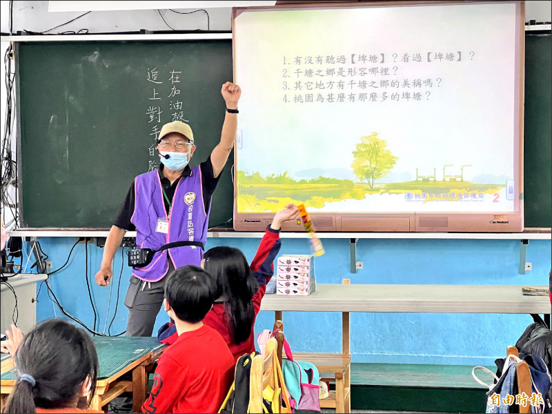 著有《桃園市南崁溪綠活賞鳥趣》的陳正賢盼透過推廣環境教育，讓學生了解環境永續發展，是每一個人的責任。（記者魏瑾筠攝）