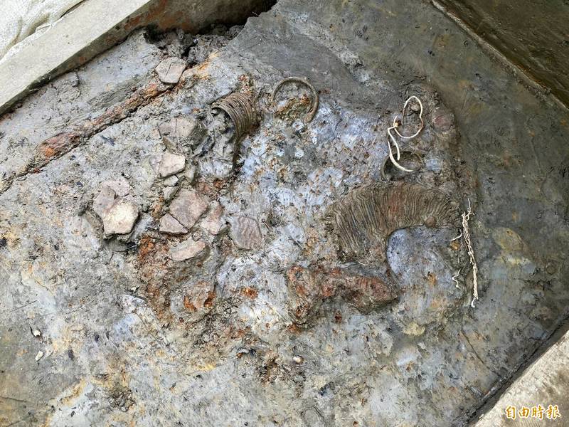 宜蘭大學「宜蘭農校遺址」發現1件陪葬品，符合《噶瑪蘭志》所述的「金鯉魚」，可說是全台第7件金鯉魚（右側），屬宜蘭特有文物。（記者蔡昀容攝）