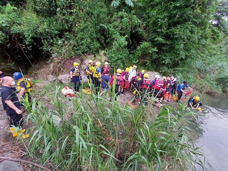 警消人員出動大批人力前往搜救三峽河落水民眾。（民眾提供）