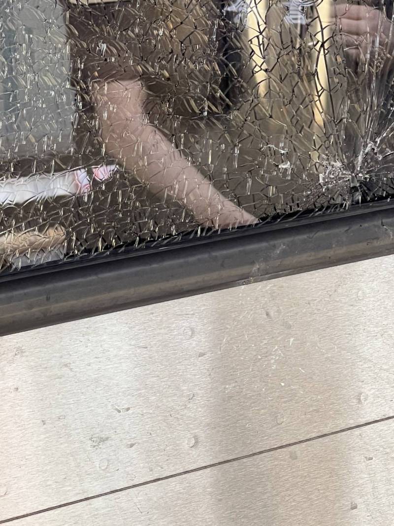 台鐵1181次區間車第7節車廂的窗戶外側玻璃不明原因碎裂成蜘蛛網狀。（警方提供）