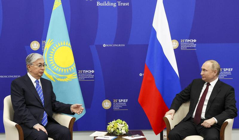 哈萨克总统托卡叶夫（左）17日在圣彼得堡国际经济论坛与俄罗斯总统普廷对谈。（美联社）(photo:LTN)