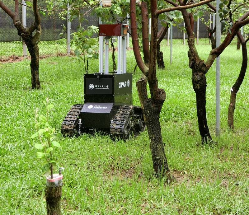 智慧光電雷射除蟲機器人，全自駕穿梭棗園除蟲，讓農民省工、省成本，解決最頭痛的害蟲問題。（鳳試所提供）
