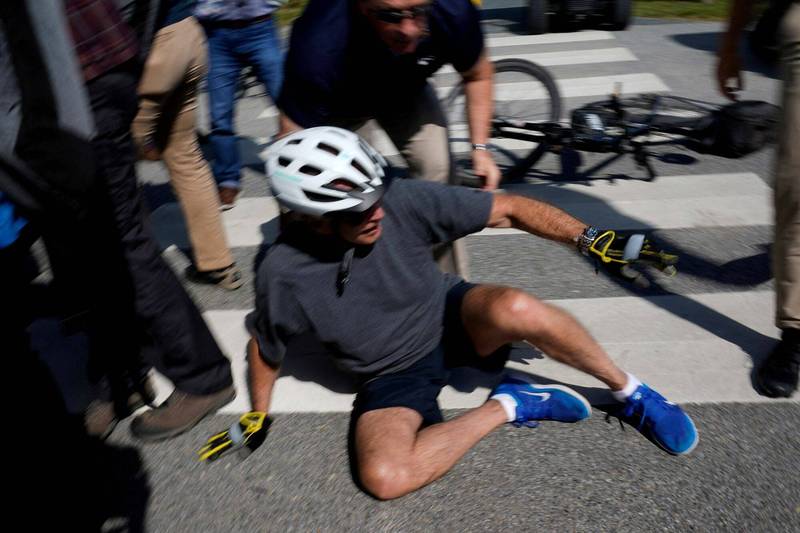 拜登18日在德拉瓦州海边自行车道骑车不慎摔车。（路透）(photo:LTN)