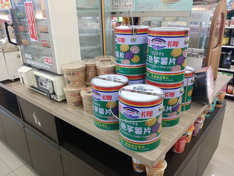 有網友去便利商店購物時，誤以為熟食區旁的桶子賣的是油漆。（圖取自爆廢公社二館）