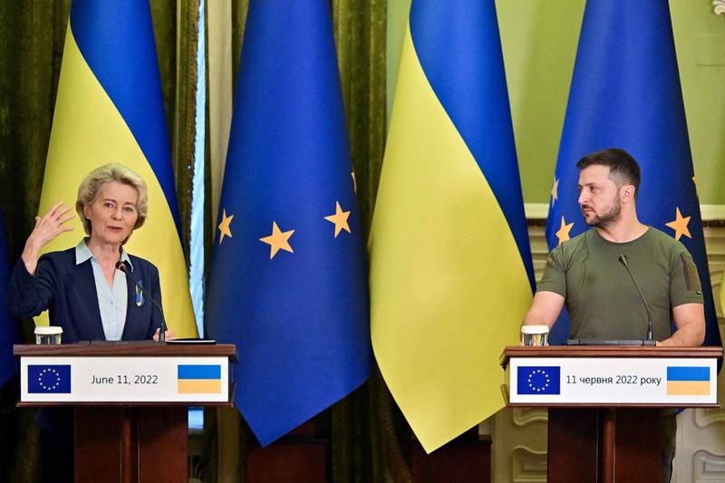 欧盟执委会已建议让乌克兰成为欧盟候选国，但是乌克兰要正式加入，可能还要等好几年。图为欧盟执委会主席冯德莱恩（左）与乌克兰总统泽伦斯基。（法新社档案照）(photo:LTN)