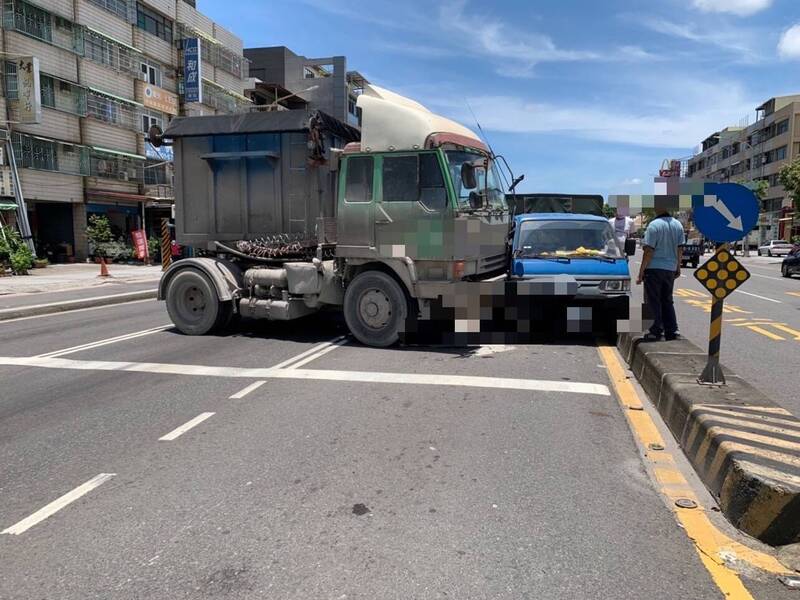 曳引車擦撞小貨車，小貨車駕駛輕微擦傷。（民眾提供）