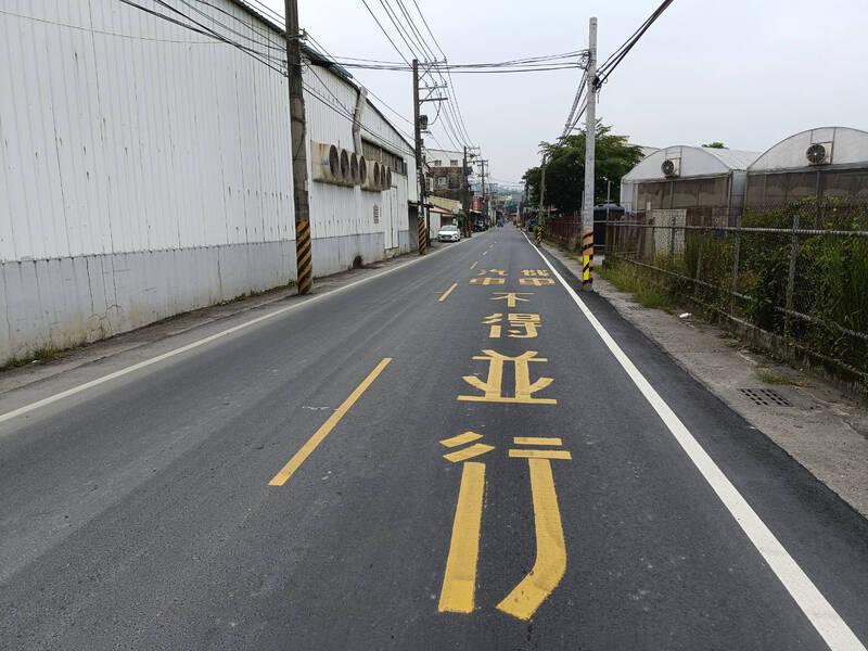 高市狹窄巷道首增汽機車不得並行大字，試辦盼減少搶道踫撞風險。（高市府提供）