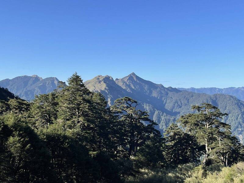 能高越嶺西段步道21日將重新開放，這幾天氣不錯，能眺望美麗的藍天與青山。（天池山莊管理員提供）