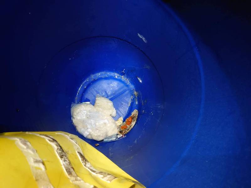 素密達山屋加壓艙藍色儲存桶內遭人棄置垃圾，導致加壓艙橡膠管子及相關零件嚴重汙染。（圖取自山雲白袍 ＠王士豪醫師_臉書）