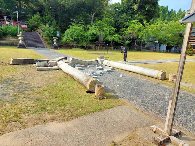 石川縣能登半島19日發生規模5.2地震，當第一座神社的鳥居被震倒。（圖翻攝自推特）