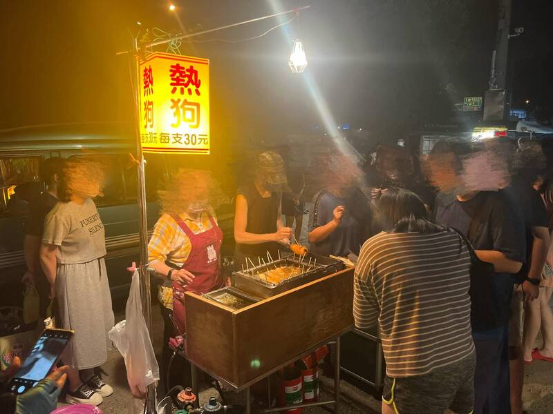 網友貼出自強夜市的熱狗攤位，儘管要等待1.5小時，還是吸引許多民眾排隊。（圖取自爆廢公社）