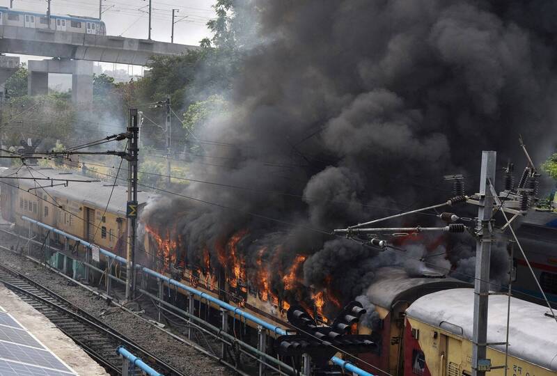 印度示威群眾反新募兵法案，在泰倫迦納邦（Telangana）南部縱火燒毀火車車廂。（路透）
