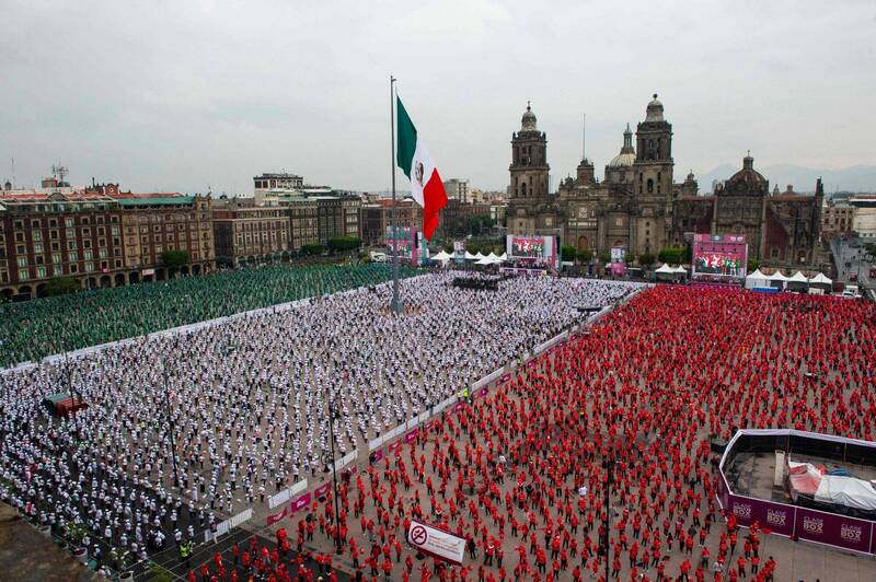 1萬4922人同時在索卡洛廣場上打拳，民眾身穿綠白紅三色的衣服象徵墨西哥國旗的意象。（法新社）