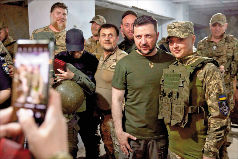 乌克兰总统泽伦斯基近日视察南部黑海城市尼古拉耶夫（Mykolaiv），与当地官员开会，并视察敖德萨（Odessa）的乌军部队。 （法新社）(photo:LTN)