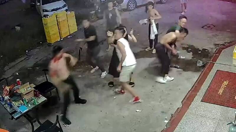 中國廣東省惠州市19日凌晨又傳出多人圍毆女子事件，宵夜餐館老闆介入勸阻，卻被打到昏迷不醒。（取自微博）