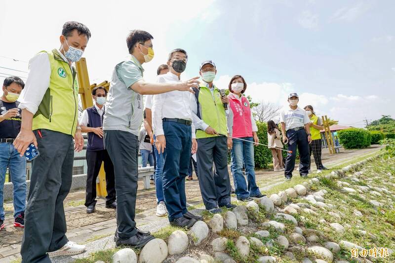 蔡其昌與立委、議員、水利署第三河川局局長張稚煇等人到筏子溪會勘。（記者蔡淑媛攝）