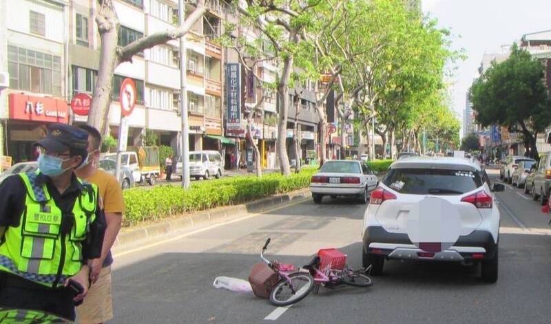 唐姓女子今上午騎腳踏車疑闖紅燈通過路口，與自小客車發生碰撞，造成唐女頭、手、腳等多處受傷，送醫治療。（圖讀者提供）