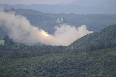 國防部今日於屏東九鵬基地進行「雷霆2000」多管火箭系統試射作業，卻發生一起意外，造成車輛損壞，操演官兵安全均無受傷。（圖民眾提供）