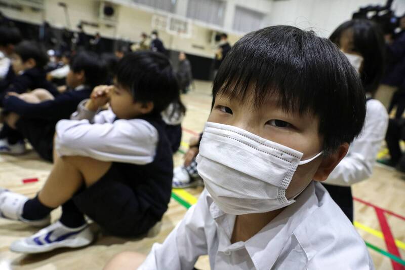 日本有20名小學生因太習慣戴口罩，在戶外運動時中暑，示意圖。（路透）