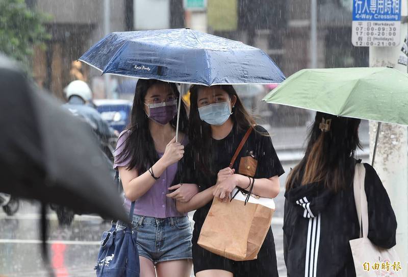 中央氣象局在今下午5點25分，針對南投縣、雲林縣以及嘉義縣等3縣發布大雨特報，提醒民眾外出要攜帶雨具。（資料照）
