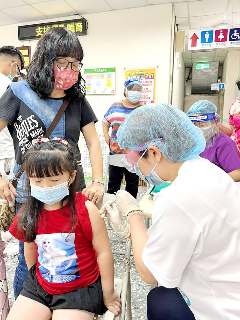 
A health worker administers a COVID-19 vaccine to a child in Chiayi County yesterday.
Photo courtesy of Chiayi County Government via CNA
