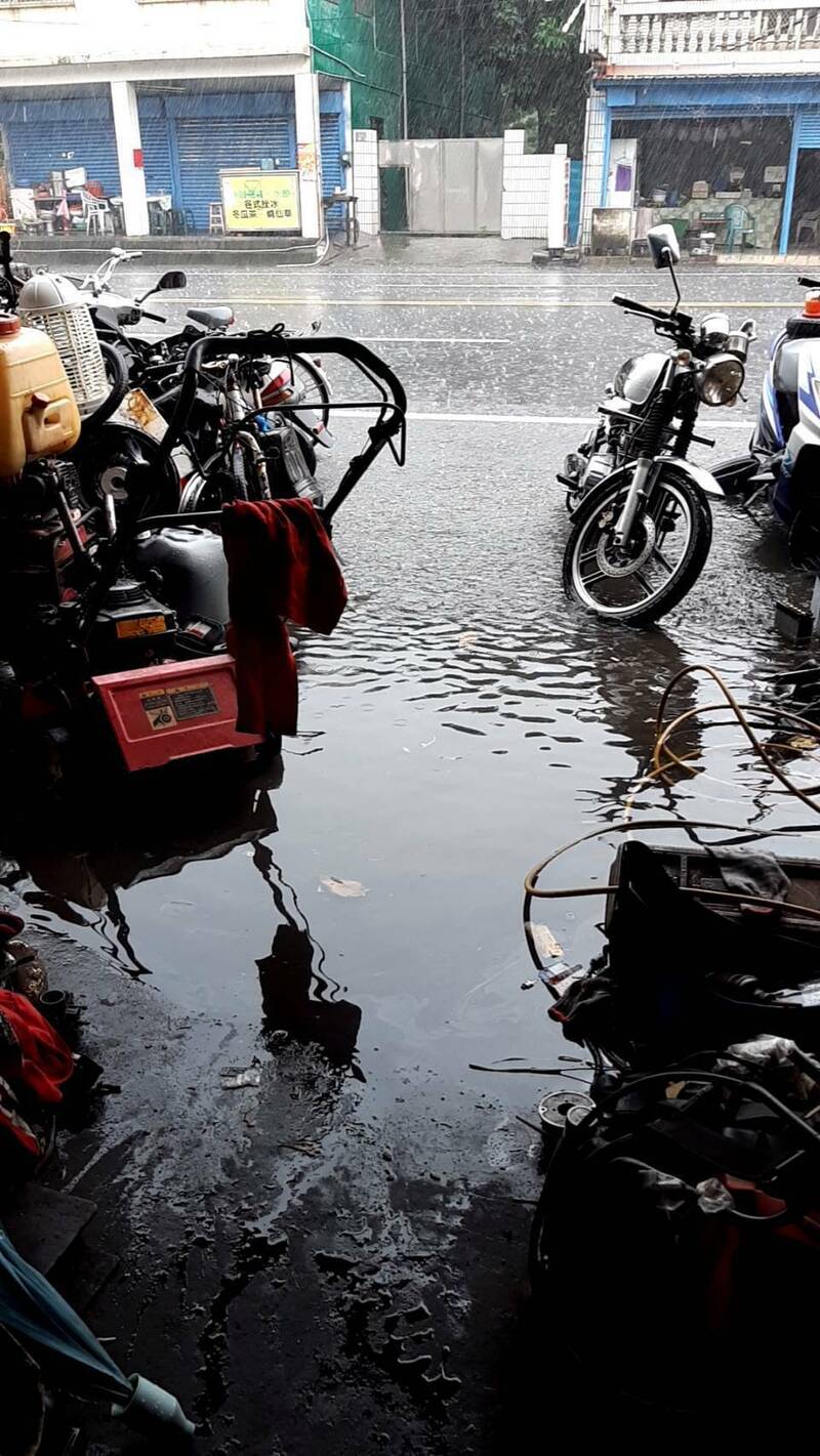 每逢颱風、豪雨或強降雨就淹水，安朔村復興路居民苦惱不已。（圖由民眾提供）