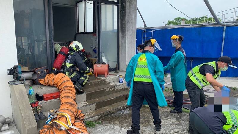 台中市大甲區幼獅工業區汙水處理廠發生意外，消防人員到場搶救。（記者歐素美翻攝）