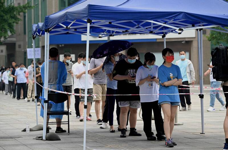 郑州收紧来自北京及上海的隔离政策，一律改为7天集中隔离加7天居家健康监测。图为北京民众等待筛检。（法新社）(photo:LTN)