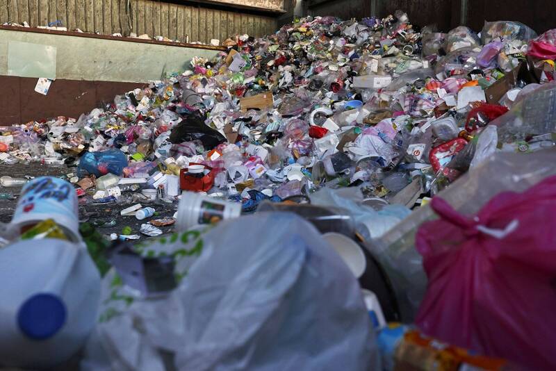 位於台北一處資源回收場，充滿各種塑膠製的瓶罐與袋子。（路透）