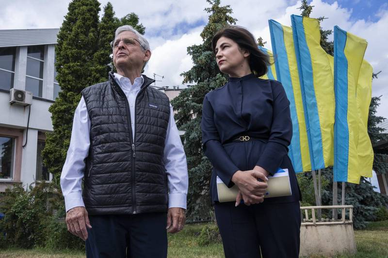 美国司法部长加兰德（左）21日造访乌克兰。右为乌克兰总检察长维涅迪克托瓦。（美联社）(photo:LTN)