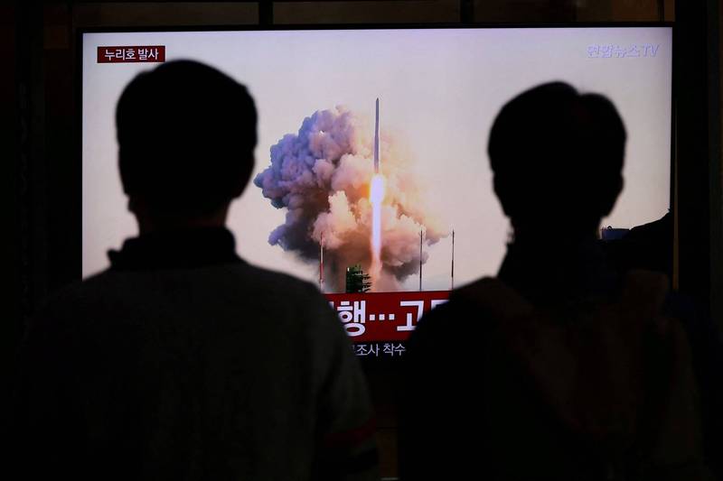 南韓民眾透過電視轉播觀看世界號發射過程。（路透）