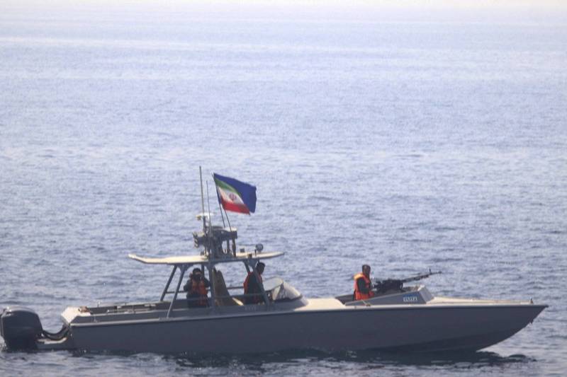 伊朗革命卫队快艇（见图）20日迎面驶向正要通过荷莫兹海崃的美国海军飓风级巡逻艇希罗柯号和先锋级远征快速运输船巧陶郡号。（美联社）(photo:LTN)