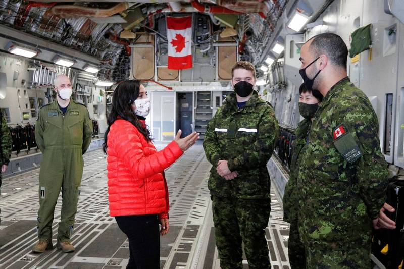 加拿大国防部长阿南德（红衣者）宣布，加拿大将在未来6年投入49亿加元来升级北极空中和飞弹防御系统。（路透）(photo:LTN)