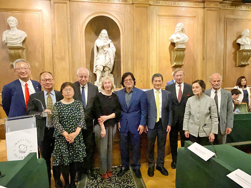 Representative to France Francois Wu, left, and Minister of Culture Lee Yung-te, fourth right, poses with Taiwan-France Cultural Award winners professor Jana Rosker, second right, and publisher Wu Kun-yung, fifth right, in Paris on Monday.
Photo: CNA