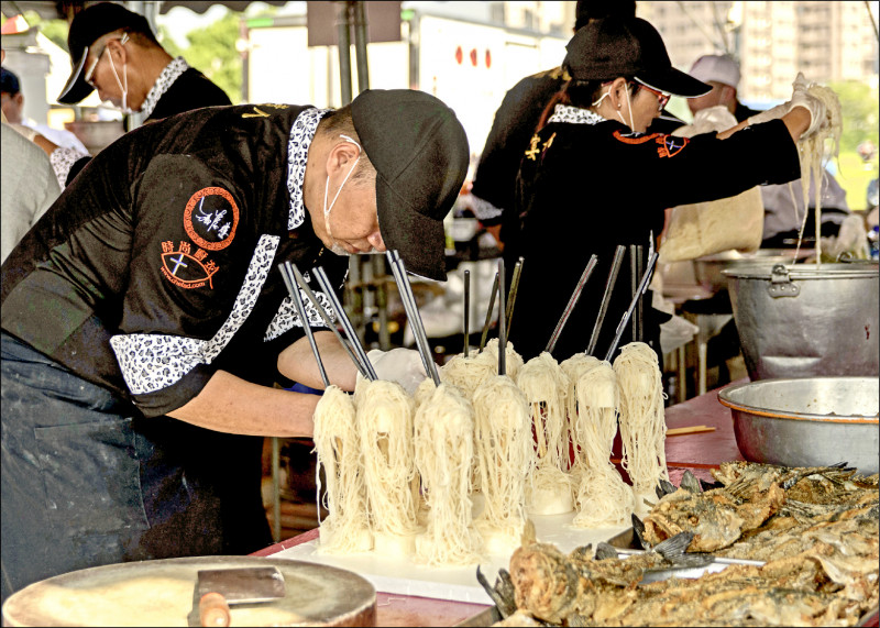 首屆舉辦獲熱鬧迴響的「總鋪師辦桌比賽」，今年將以「喜宴」為題，邀請各路好手較勁。（市府文化局提供）