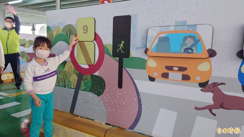 大台南交通教育主題館有「通關密語」趣味遊戲。（記者洪瑞琴攝）