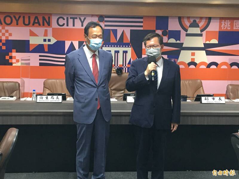 桃園市長鄭文燦感謝鴻海集團創辦人捐贈160套家庭PCR檢測儀。（記者謝武雄攝）