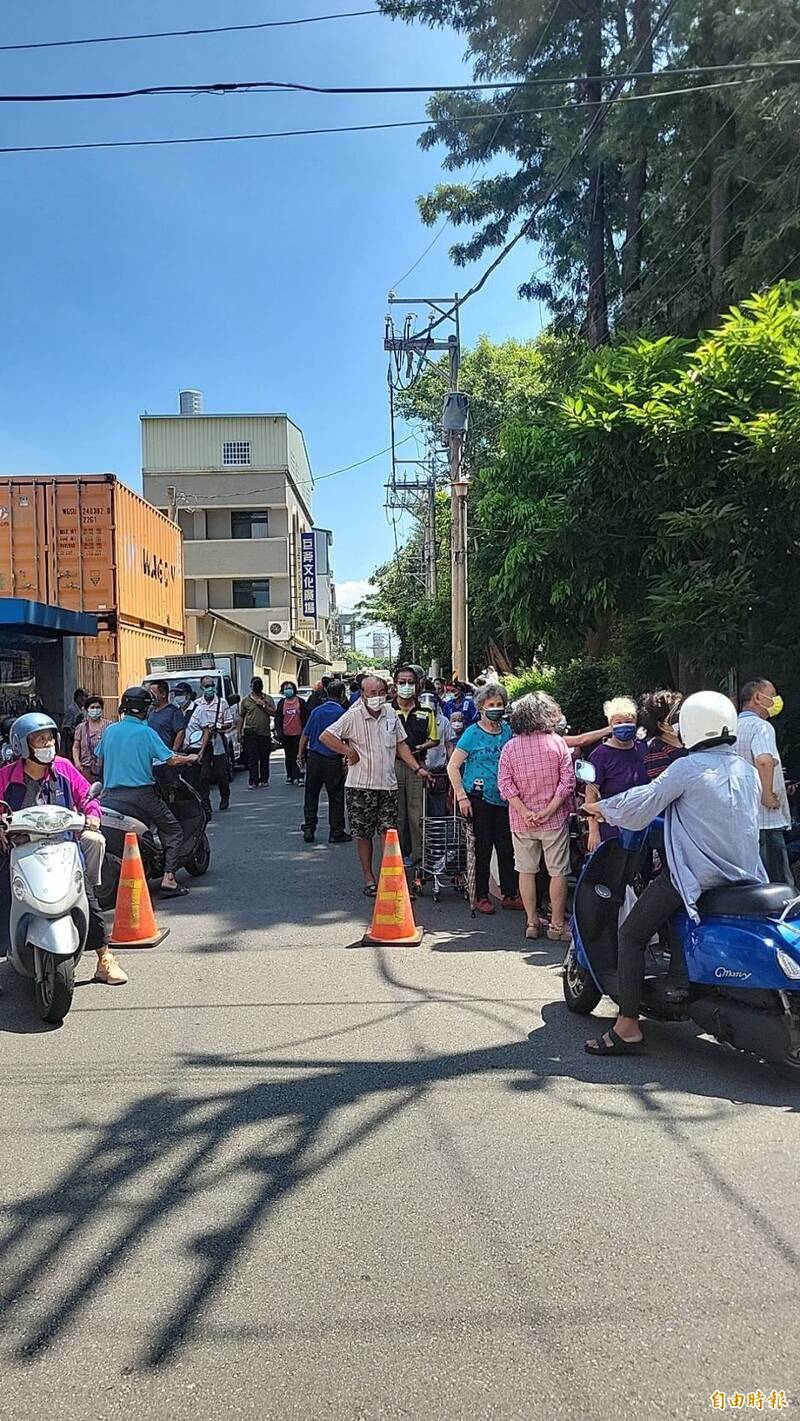 后里區立活動中心快打站人龍湧現。（記者張軒哲攝）