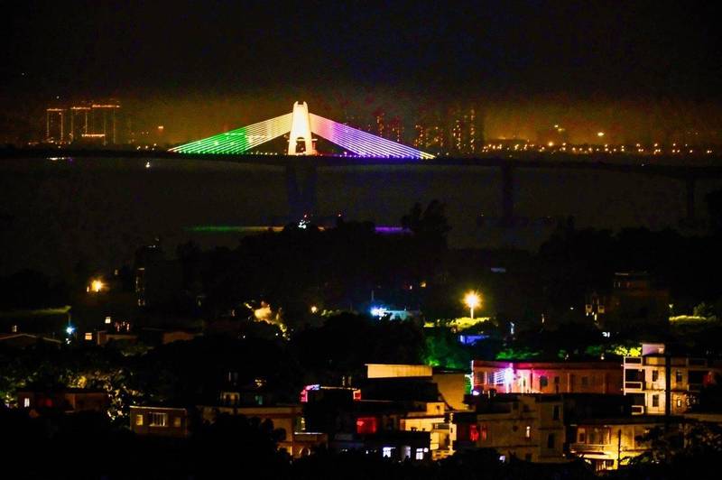 金門攝影學會理事長許進西以「一條橋，連繫了萬家燈火」拍出不同的觀點與視野。（許進西提供）