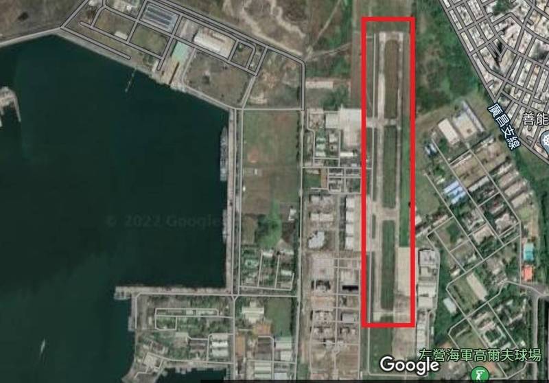 Google地圖網站上的衛星照片可清楚看出海軍左營基地輪廓及海軍左營神鷹基地跑道，連碼頭邊的軍艦也看得一清二楚。（取自Google地圖）