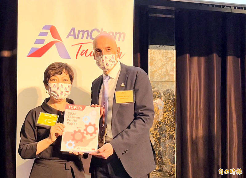 American Chamber of Commerce in Taiwan vice chairwoman Andrea Wu, left, and president Andrew Wylegala pose with a copy of the chamber’s white paper at a news conference in Taipei yesterday.
Photo: Liao Chia-ning, Taipei Times.
