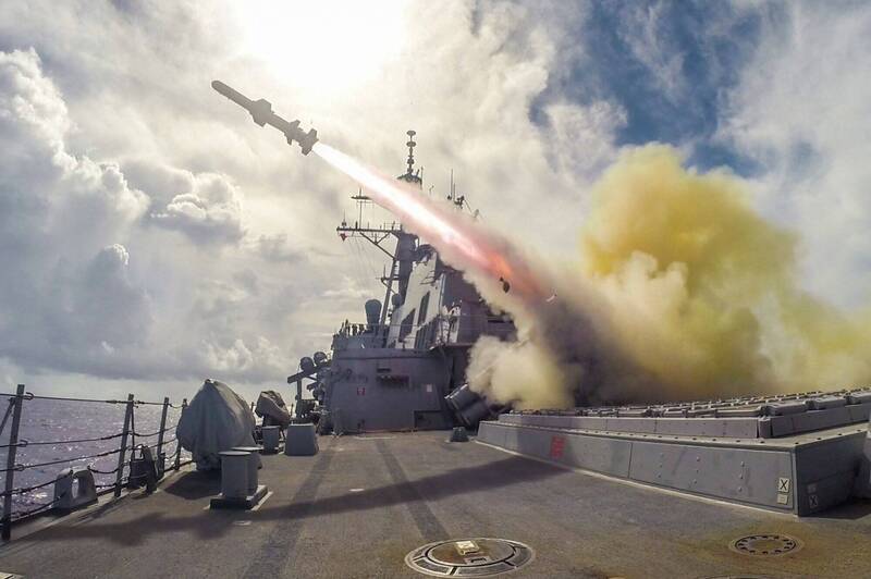 烏軍日前使用魚叉飛彈擊毀俄艦，英國國防部認為，烏克蘭的海岸防禦能力很大程度上已抵銷俄羅斯的海上投射力量。圖為美國海軍發射魚叉飛彈。（法新社）