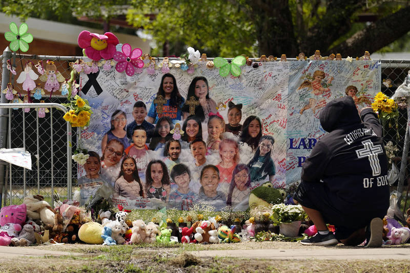 德州洛伯小學上月發生大規模槍擊案，當地民眾悼念不幸喪生的21名師生。（美聯社）