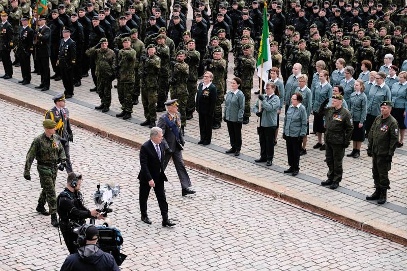 本月4日，芬兰总统尼尼斯托在首都阅兵，他左手边稍微落后一个身位的是国防军总司令基维宁。（法新社）(photo:LTN)