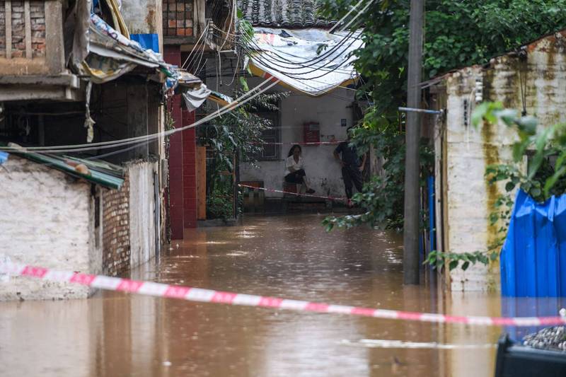 中國南方近日暴雨成災，多地發生淹水慘況。（法新社）