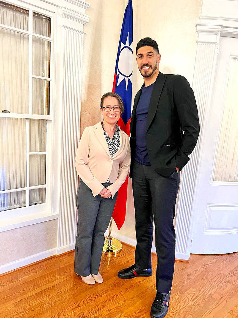 Taiwan representative to the US Hsiao Bi-khim meets US professional basketball player Enes Kanter Freedom on Tuesday and inivites him to dinner at Twin Oaks.
Photo: From Hsiao Bi-khim twitter