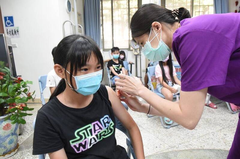 澎湖兒童疫苗第二劑，白沙赤崁國小率先施打。（澎湖縣政府提供）